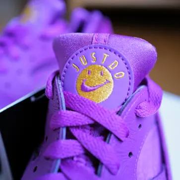 ナイキのカスタムスニーカー製作サービス「Nike by YOU」にてオーダーしていた「エアハラチ」が届く。もちろんフェラーリと同じ「パープルにイエロー」