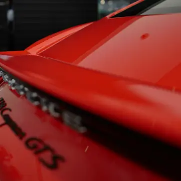 ポルシェが直近で「首脳会合」を実施、718 ボクスター / ケイマン「EV」の中止が話し合われた可能性。高コスト、重量増加、911との差別化との間で揺れるスポーツカーの未来とは