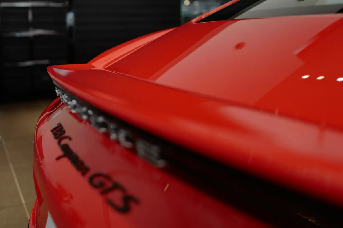 ポルシェが直近で「首脳会合」を実施、718 ボクスター / ケイマン「EV」の中止が話し合われた可能性。高コスト、重量増加、911との差別化との間で揺れるスポーツカーの未来とは