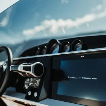 ポルシェが放つ最強「電動」ボート、850 Fantom Airが限定販売。マカンのEパワートレーンを搭載し544馬力にて海上を駆け抜ける