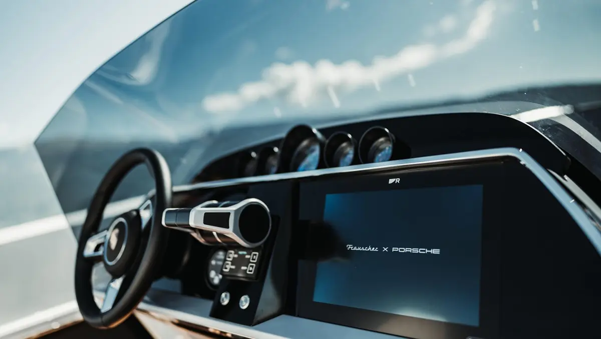 ポルシェが放つ最強「電動」ボート、850 Fantom Airが限定販売。マカンのEパワートレーンを搭載し544馬力にて海上を駆け抜ける