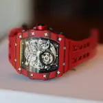 どう見ても「この価格」には見えない。香港の新興腕時計ブランド、サーボンバの腕時計を買ってみる。カーボンケースにサファイアクリスタル風防というハイスペックぶり