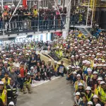 【ついに現実へ】テスラ「サイバーキャブ」第一号車がラインオフ。3万ドル以下の衝撃価格で販売開始、日本にも導入希望