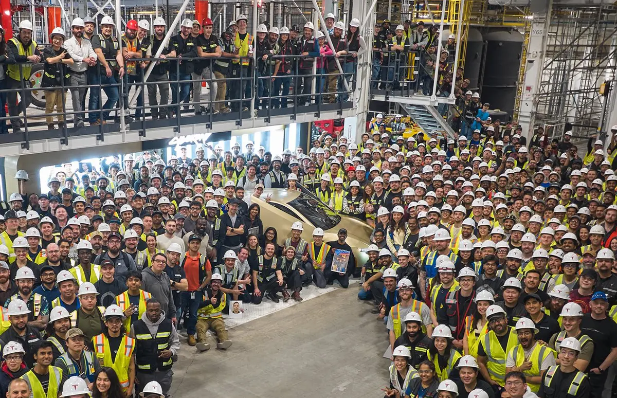 【ついに現実へ】テスラ「サイバーキャブ」第一号車がラインオフ。3万ドル以下の衝撃価格で販売開始、日本にも導入希望