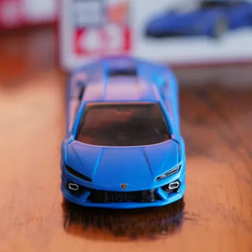 トミカ「ランボルギーニ レヴエルト」を買う。同社のランボルギーニ製品は全般的に品質が高く、トミカはランボルギーニに対して特別な情熱を抱いているのかも