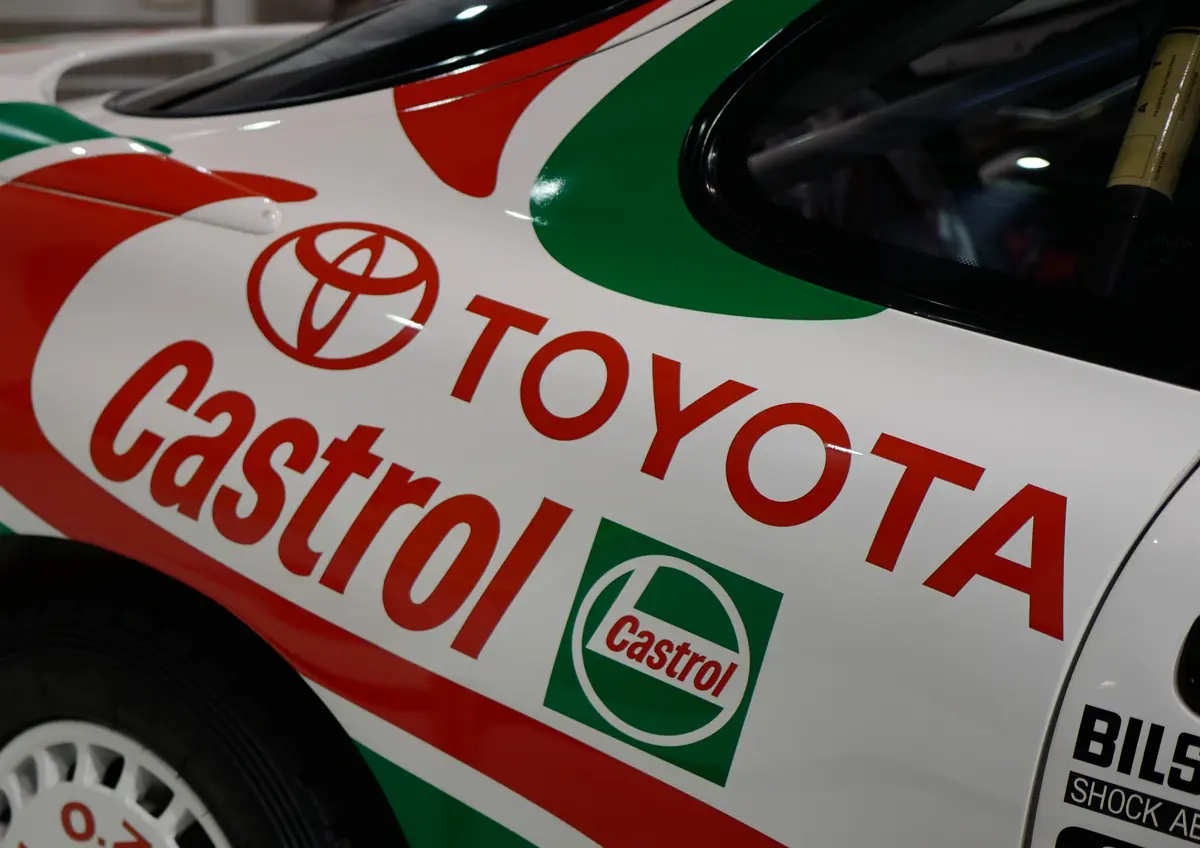 【復活確定か】トヨタ新型「GRセリカ」プロトタイプが突如出現。偽装されたクーペスタイルのラリーカーがテスト中、2027年WRC参戦へ