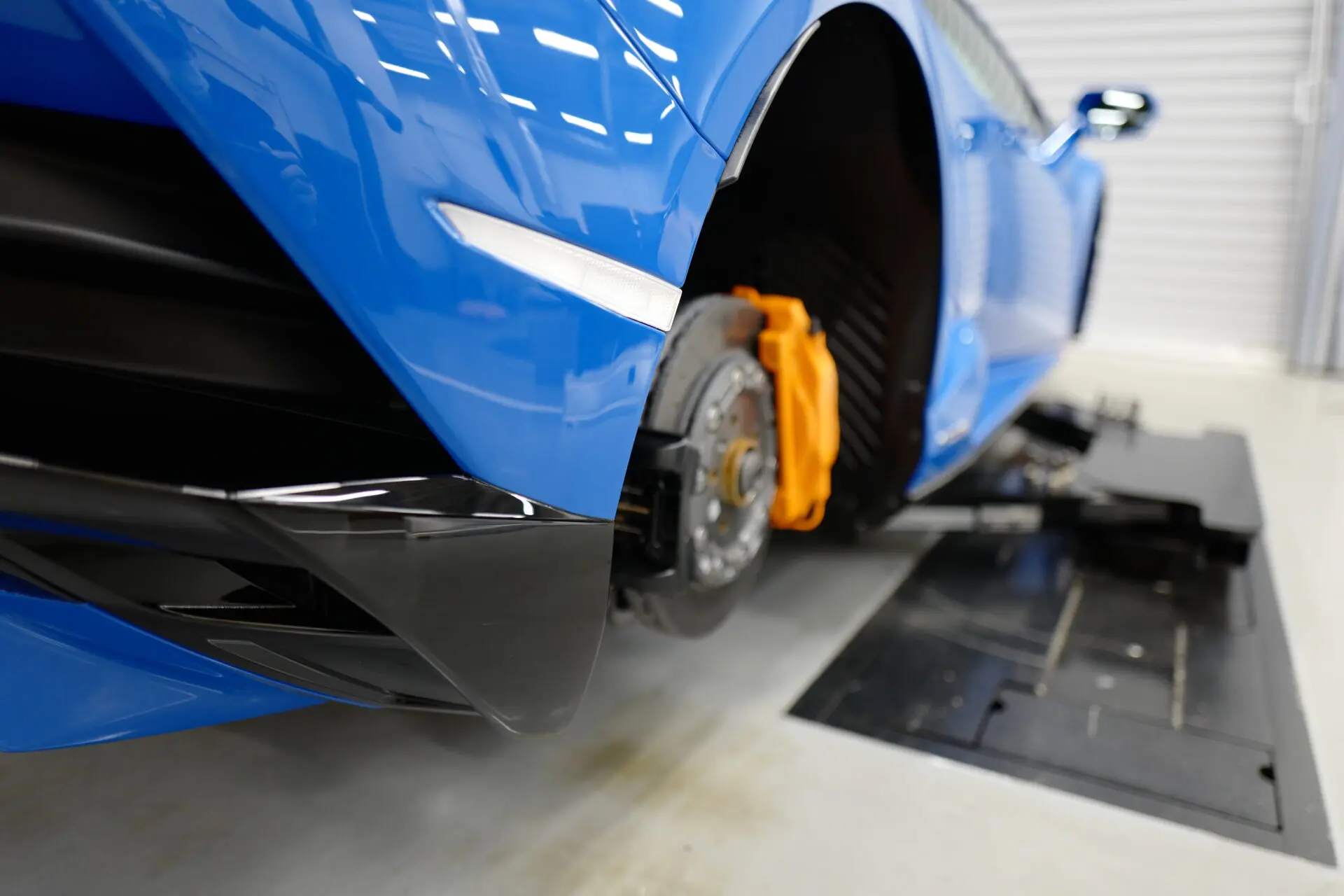 ホイールを取り外し整備中のランボルギーニ・ウラカンEVO RWD（ブルー）