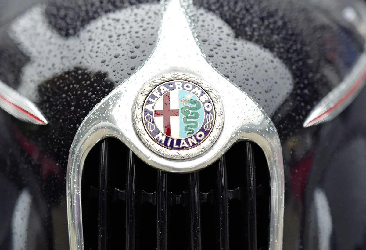 クラシックカーのアルファロメオのエンブレム