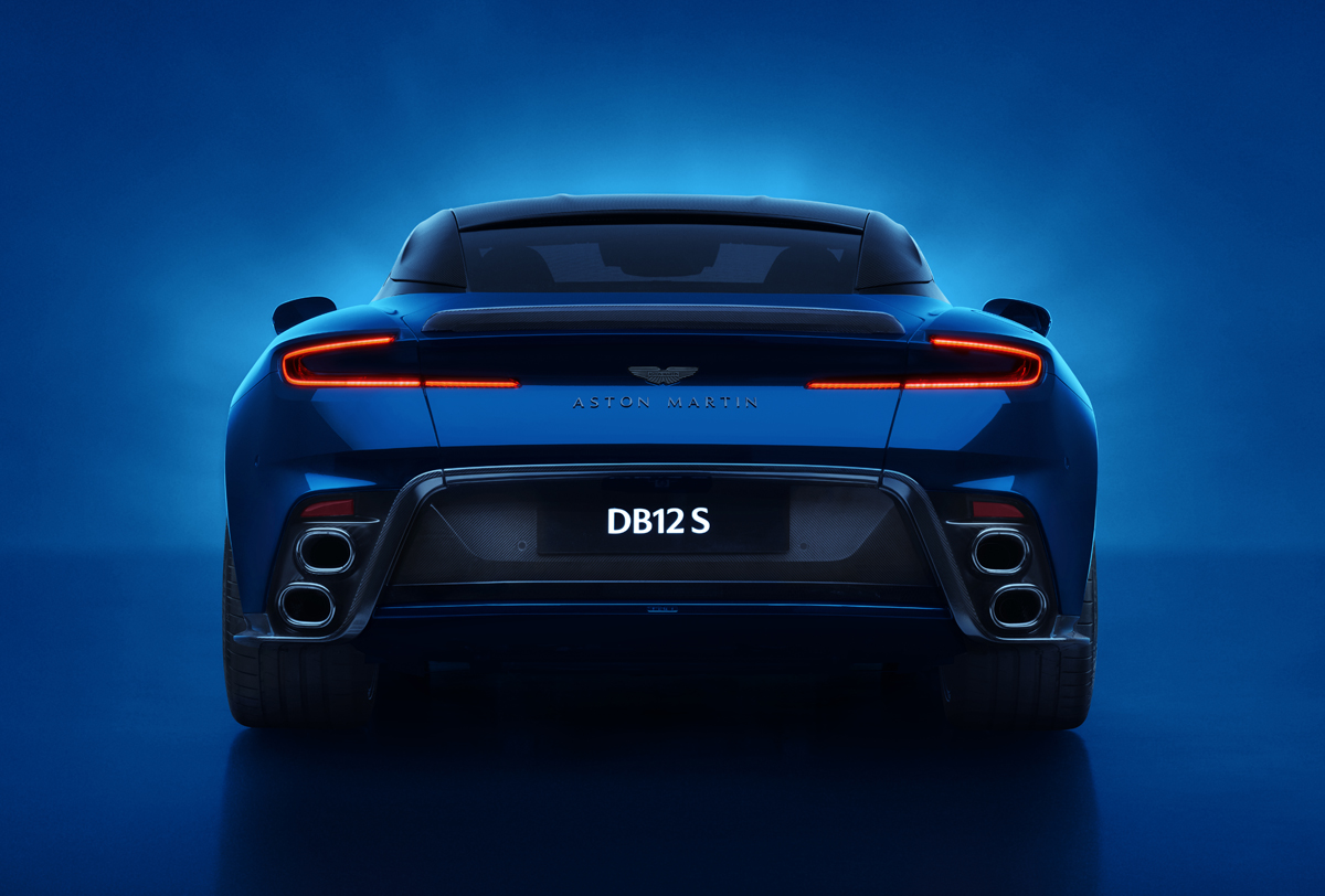 アストンマーティンDB12S 真後ろからの公式フォト