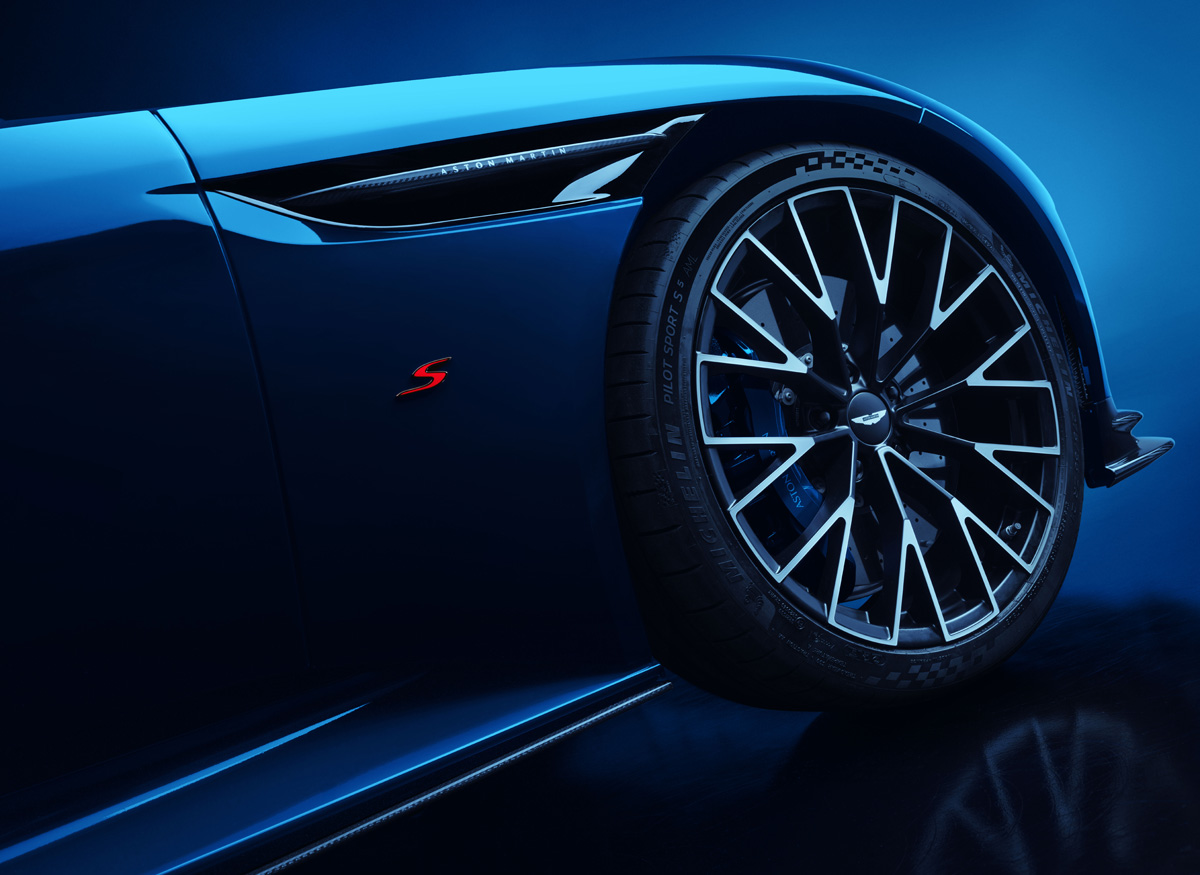 アストンマーティンDB12S フロントフェンダーとフロントホイール