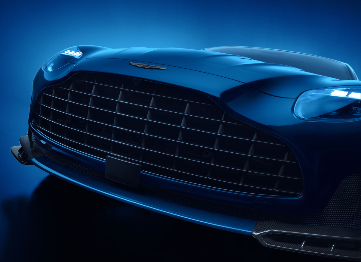 アストンマーティンDB12S フロントグリルの公式フォト