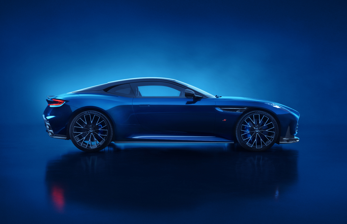 アストンマーティンDB12S 真横からの公式フォト