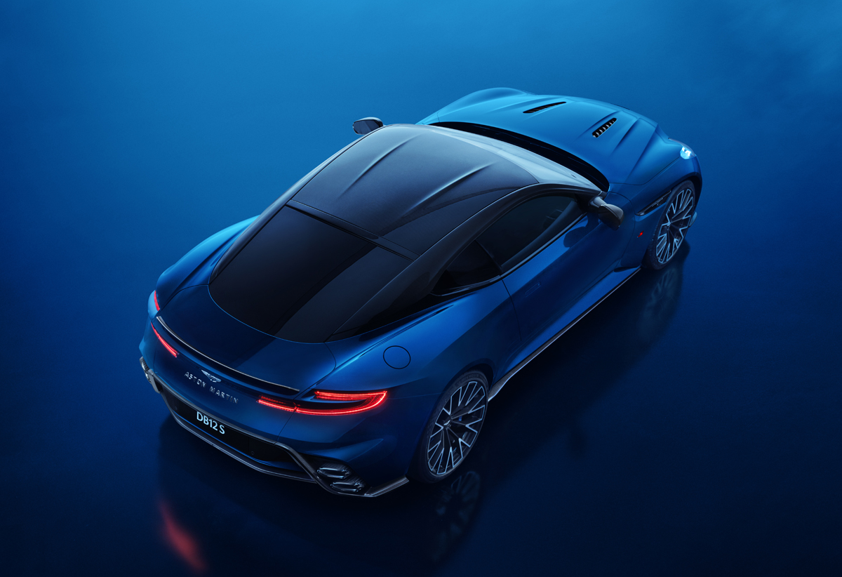 アストンマーティンDB12S 斜め後ろからの公式フォト