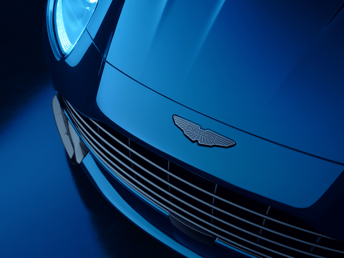 アストンマーティンDB12S フロントフードとエンブレム