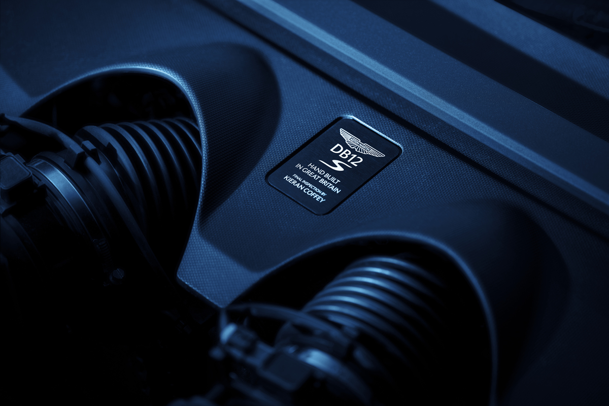 アストンマーティンDB12S V8エンジンに装着されるプレート