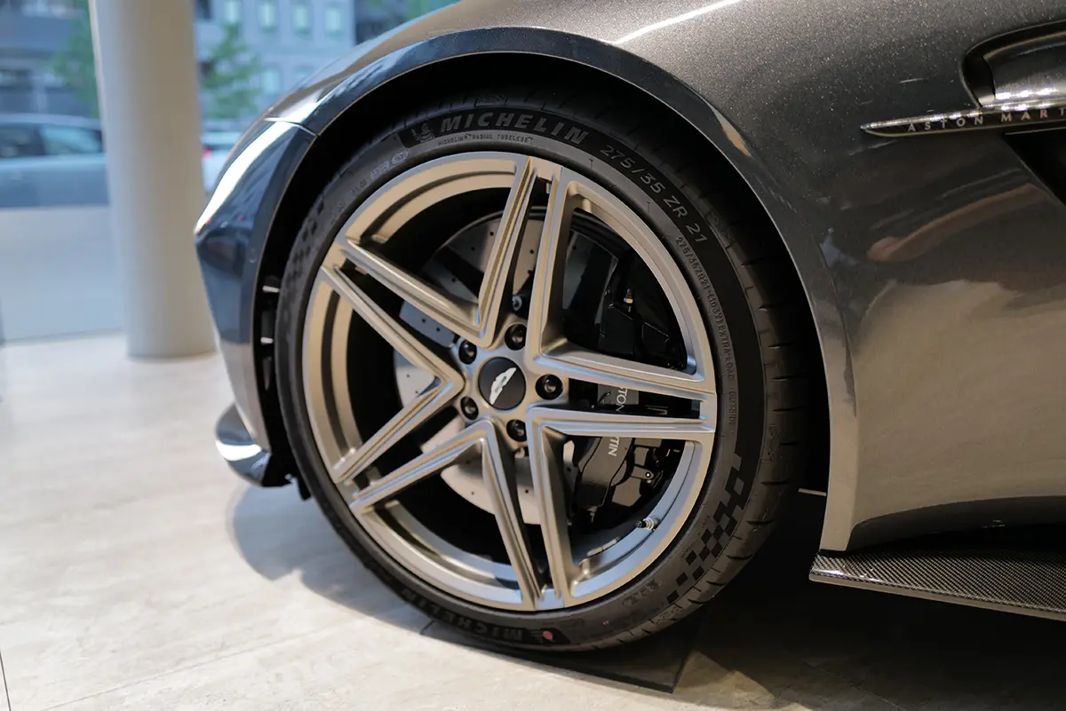 ミシュラン製タイヤを装着したアストンマーティン・ヴァンテージ