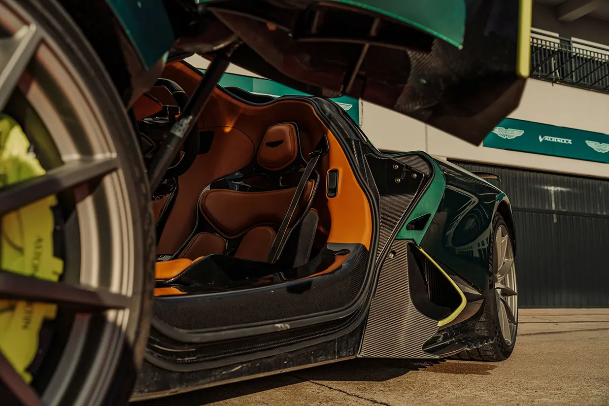 アストンマーティン ヴァルハラのサーキット試乗風景(停止、インテリア)