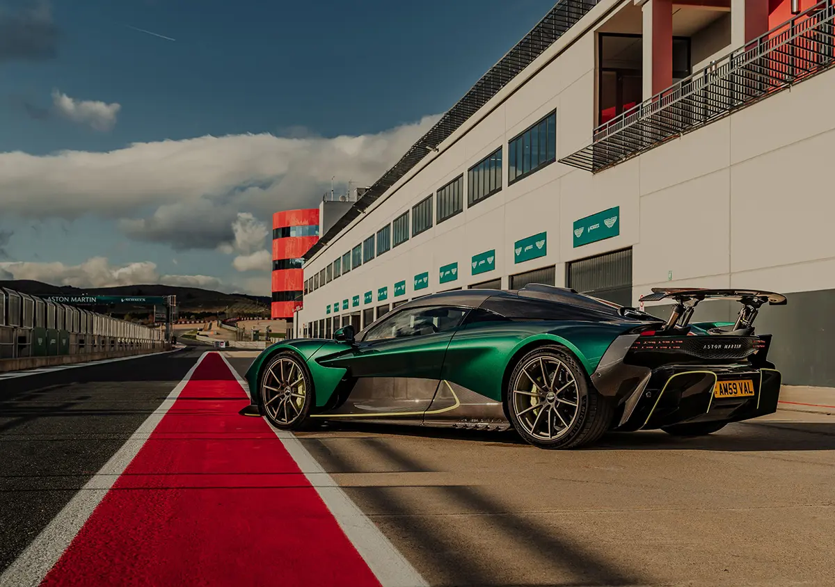アストンマーティン ヴァルハラのサーキット試乗風景(停止、サイド)