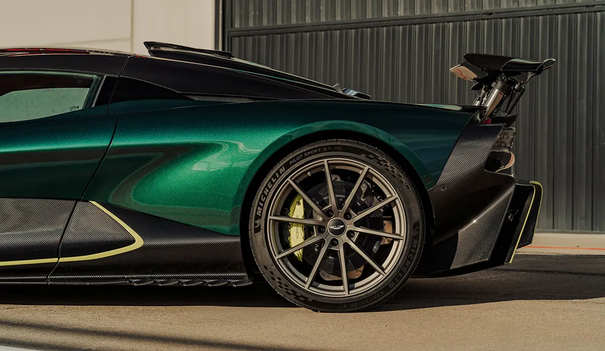 アストンマーティン ヴァルハラのサーキット試乗風景(停止、リアサイド)