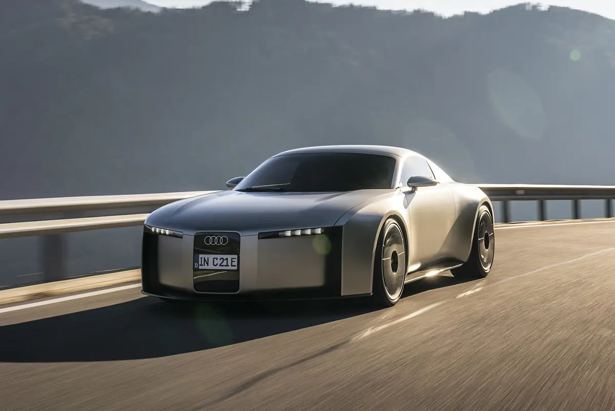 アウディ コンセプトCの走行画像（フロント）