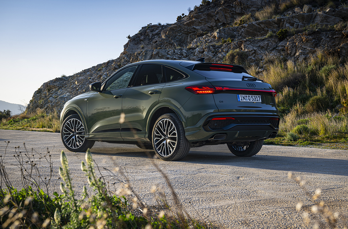 アウディQ5スポーツバックのリヤ（グリーン）、静止状態
