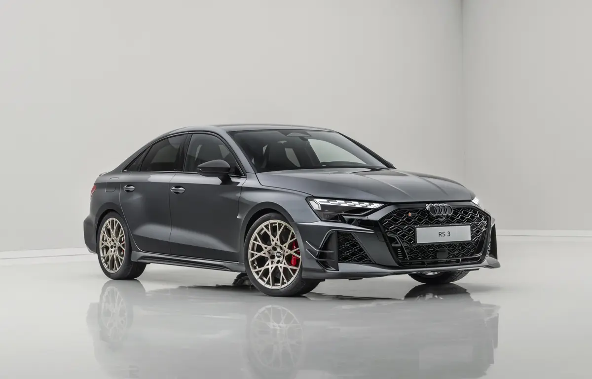 アウディRS3 コンペティションリミテッド「セダン」デイトナグレーパール、斜め前