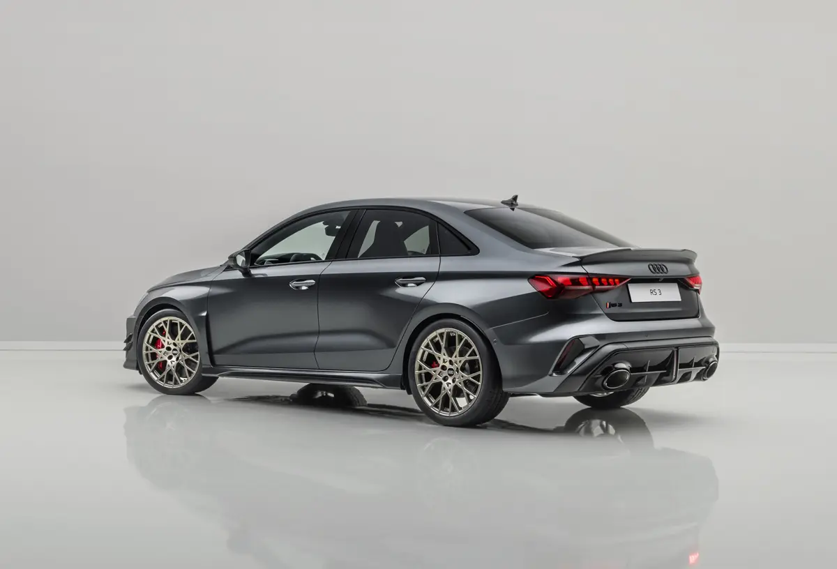 アウディRS3 コンペティションリミテッド「セダン」デイトナグレーパール、斜め後ろ