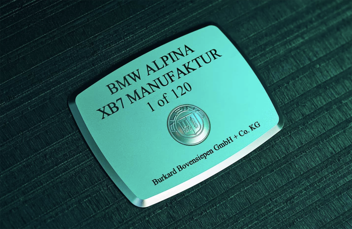 アルピナのフラッグシップ、XB7の最終限定モデル、「XB7 マヌファクトゥーア」のバッジ