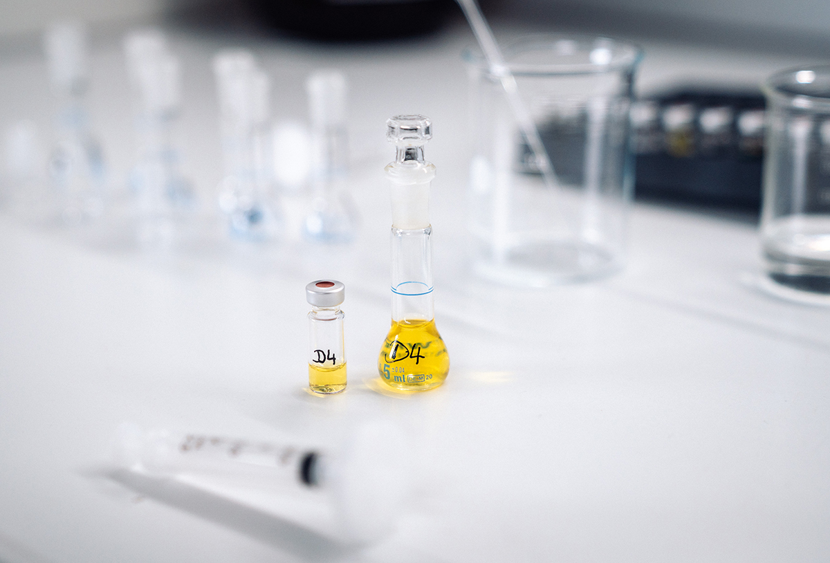 BMWが室内の香りを調整する画像（薬品の調合）