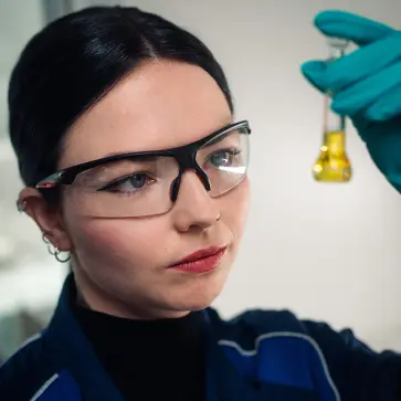 BMWが室内の香りを調整する画像（香りを調合する女性）