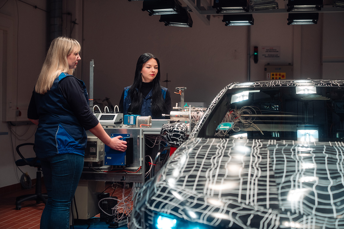 BMWが室内の香りを調整する画像（実車でのチェック）