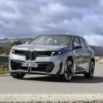 BMW iX3「ノイエクラッセ」の公式画像～フロント / 走行中