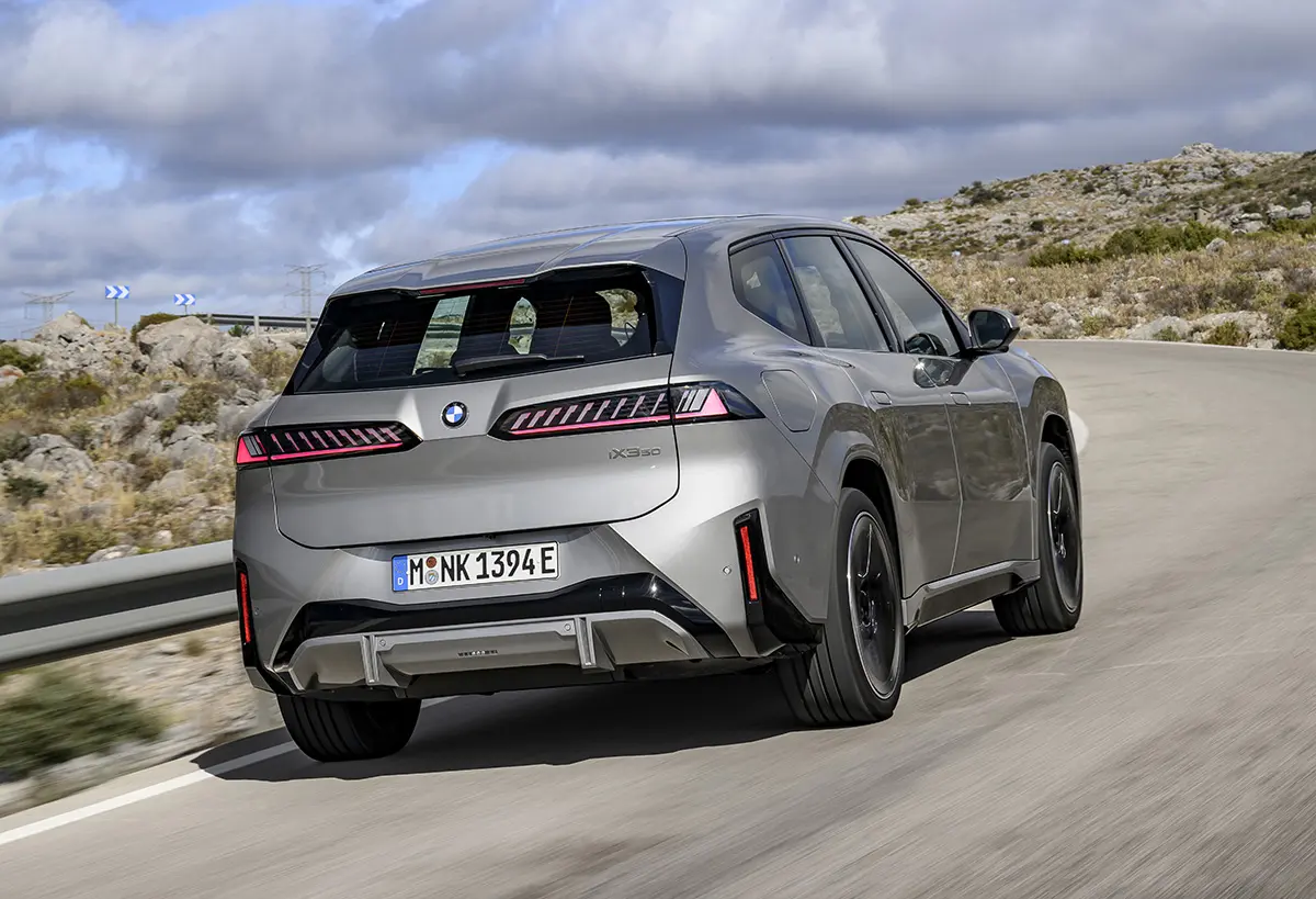 BMW iX3「ノイエクラッセ」の公式画像~リア / 走行中