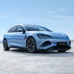 BYD「シール（シルバー）」、斜め前からの画像