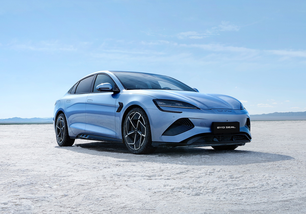 BYD「シール（シルバー）」、斜め前からの画像