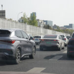 上海の路上を走るBYDのEV（リア）