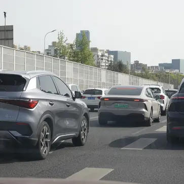 上海の路上を走るBYDのEV(リア)