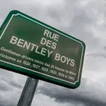 ベントレー・ボーイズへの敬意を示した看板