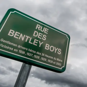 ベントレー・ボーイズへの敬意を示した看板