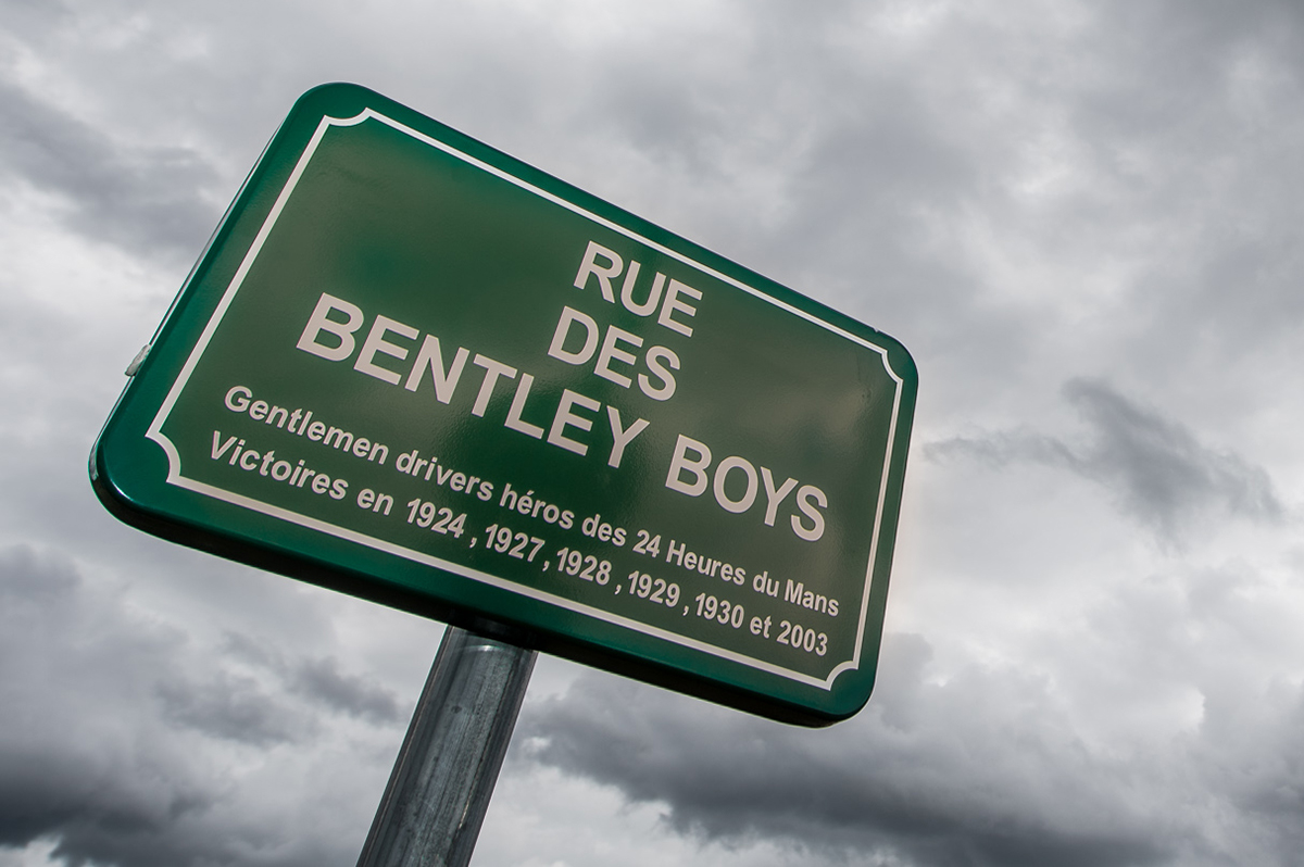 ベントレー・ボーイズへの敬意を示した看板