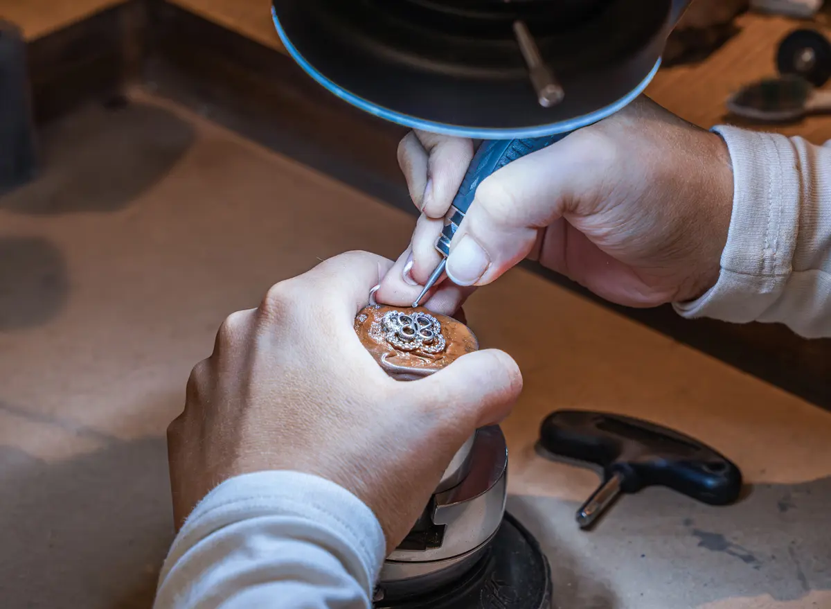 ベントレー×ブードルズ(Boodles)コレクション、オーナメント制作中の画像