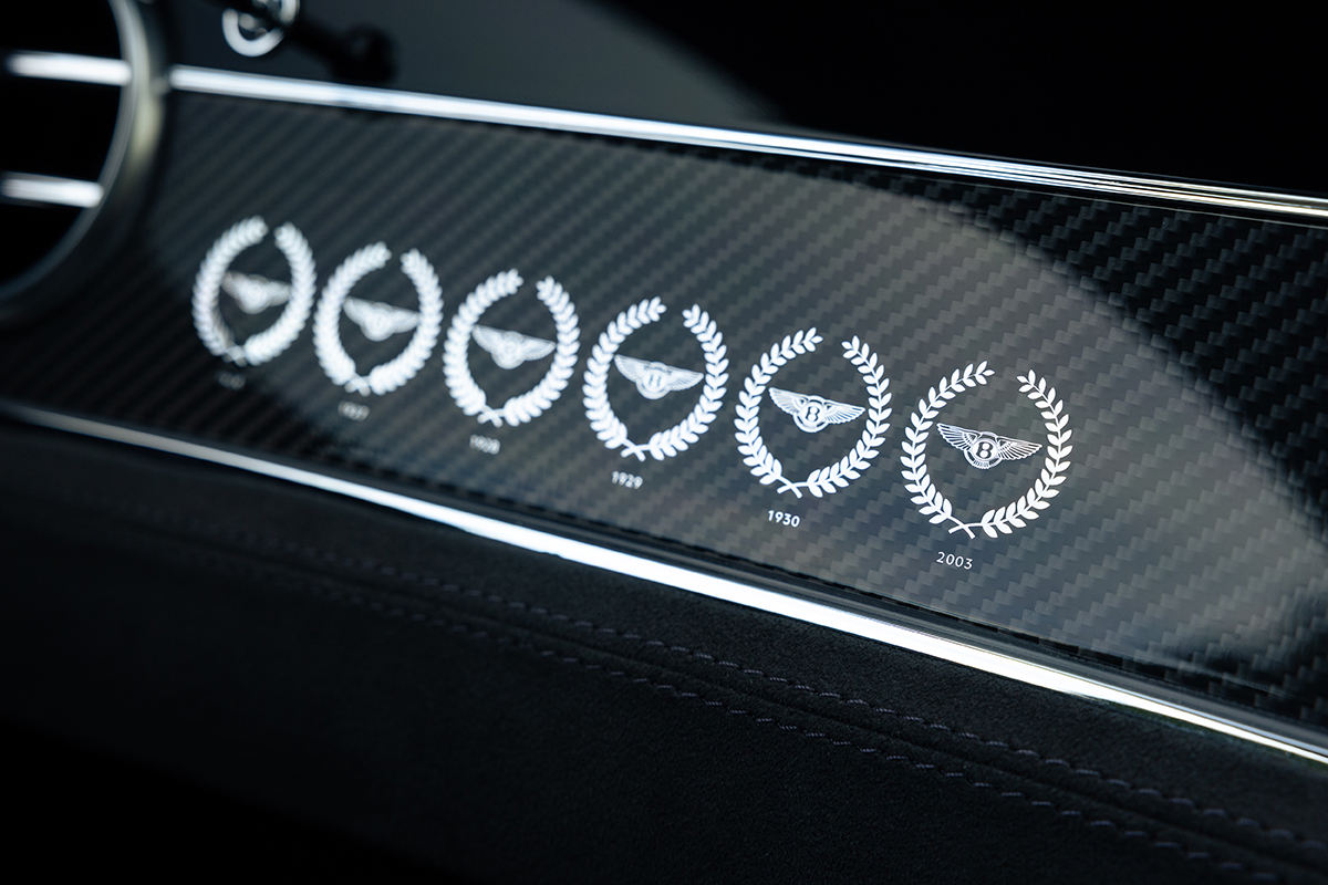 ベントレーが1920年代にル・マン24時間レースで優勝した100周年を祝う記念車のダッシュボード