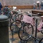 こんな夢を見た。「自転車を置くための駐輪場が見つからずに自転車を停めることができず、結果的に約束した食事の時間に遅れてしまう」