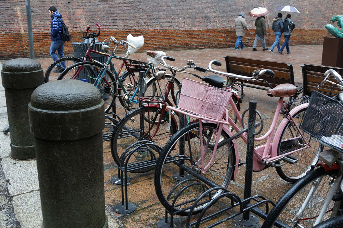 こんな夢を見た。「自転車を置くための駐輪場が見つからずに自転車を停めることができず、結果的に約束した食事の時間に遅れてしまう」