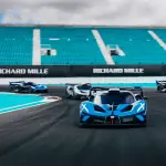 ブガッティのハイパーカー、ボリードのオーナーを対象としたマイアミサーキットでの走行風景