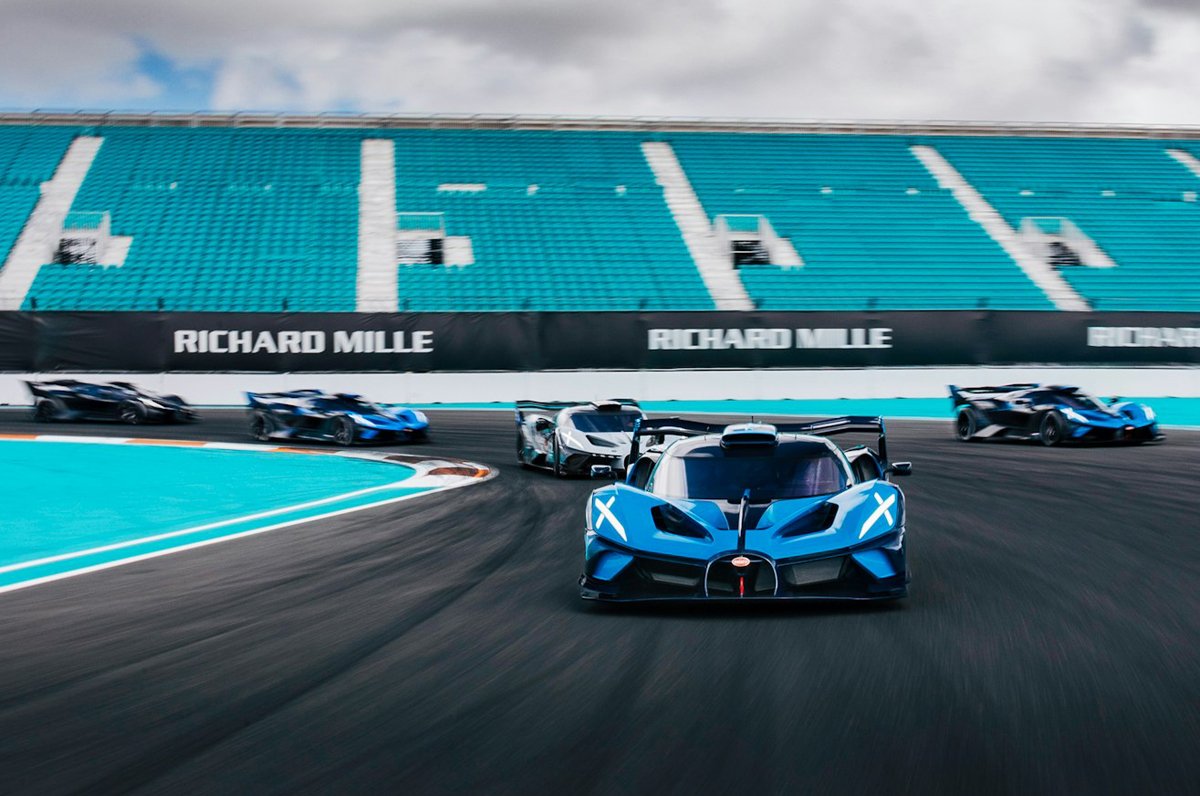ブガッティのハイパーカー、ボリードのオーナーを対象としたマイアミサーキットでの走行風景