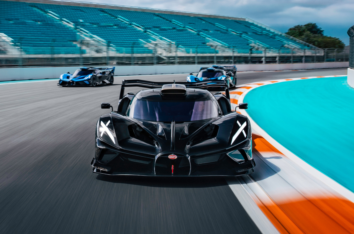 ブガッティのハイパーカー、ボリードのオーナーを対象としたマイアミサーキットでの走行風景