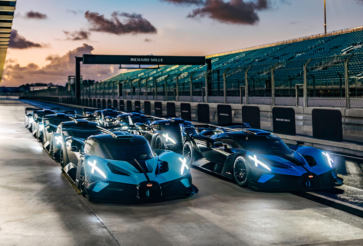 ブガッティのハイパーカー、ボリードのオーナーを対象としたマイアミサーキットでの走行風景