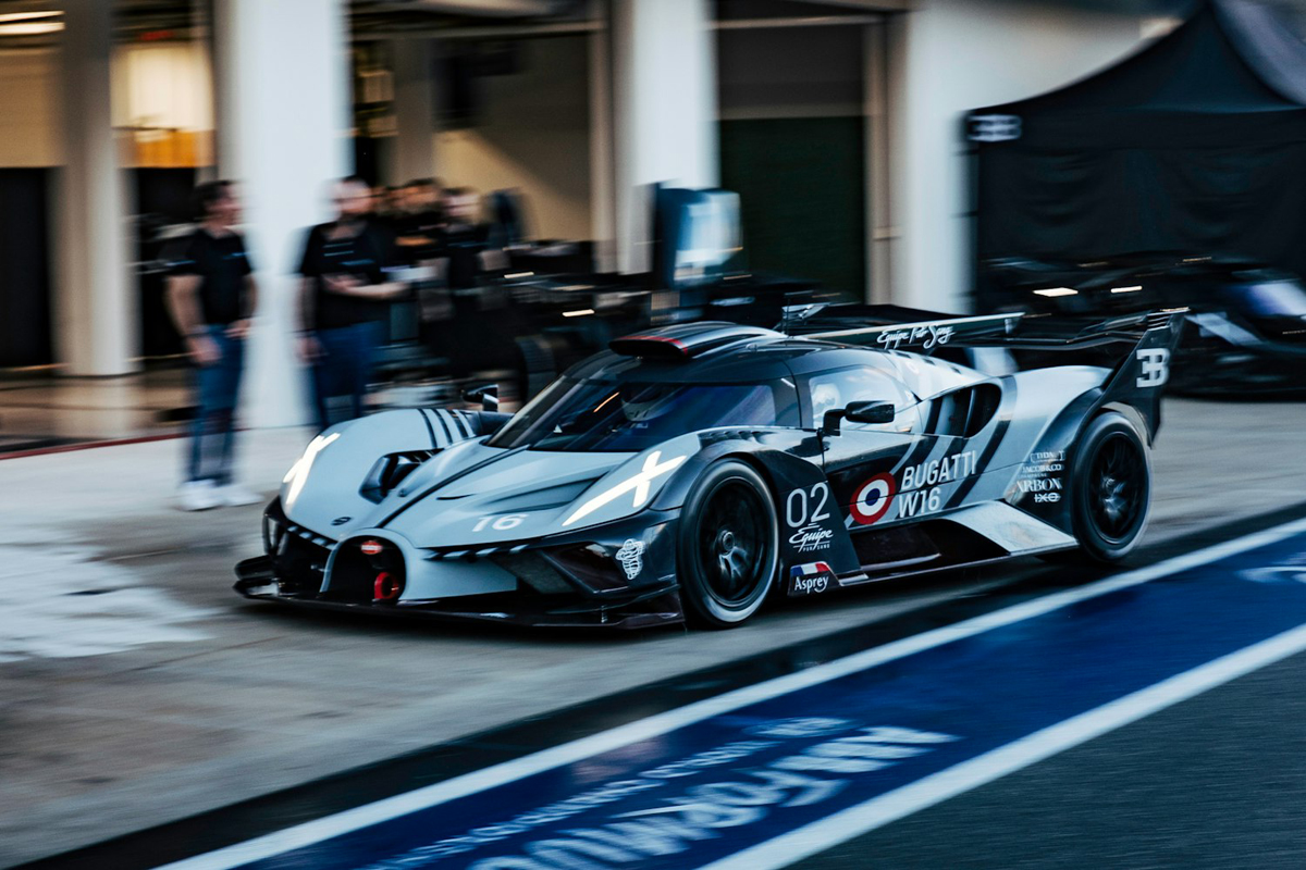 ブガッティのハイパーカー、ボリードのオーナーを対象としたマイアミサーキットでの走行風景