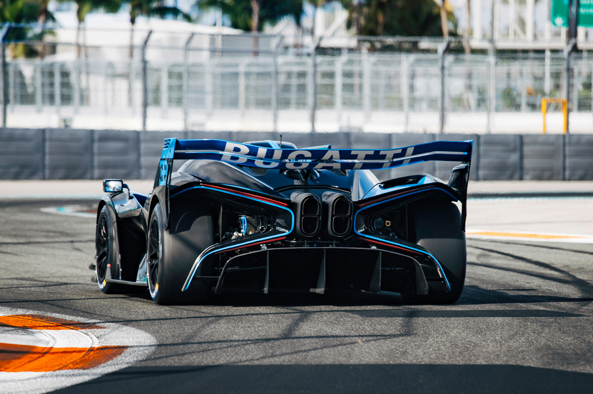 ブガッティのハイパーカー、ボリードのオーナーを対象としたマイアミサーキットでの走行風景（リヤ）